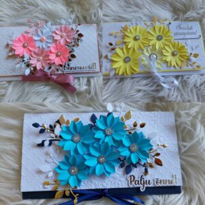 Õnnitluskaardid uhkete lilledega.