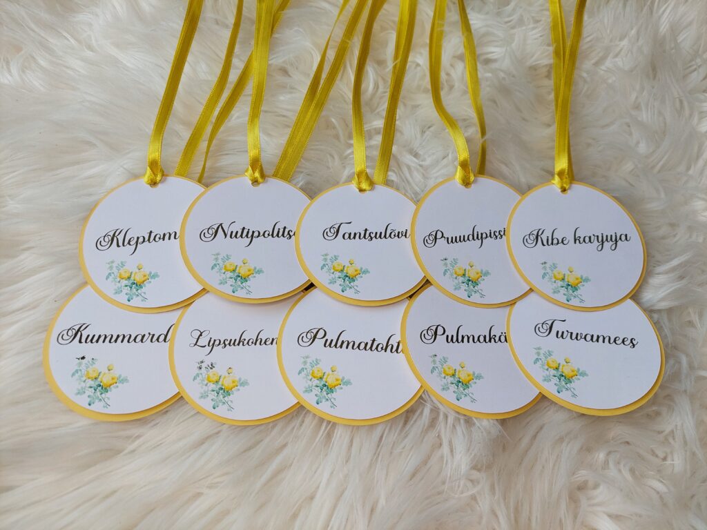 Ametimärgid kartongist, satiinpaelaga.