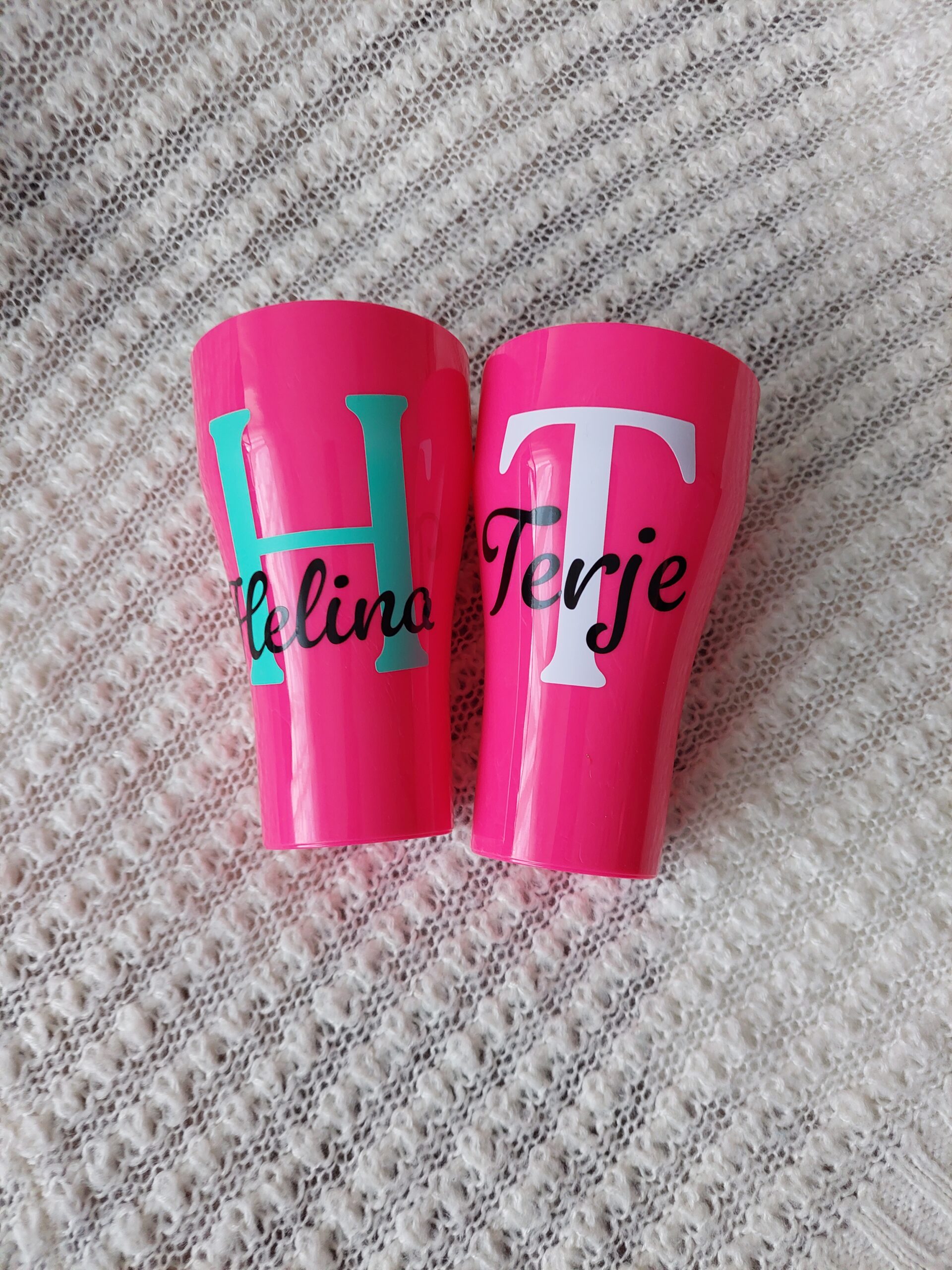 Roosa kokteili- või joogitops oma sõnumiga.