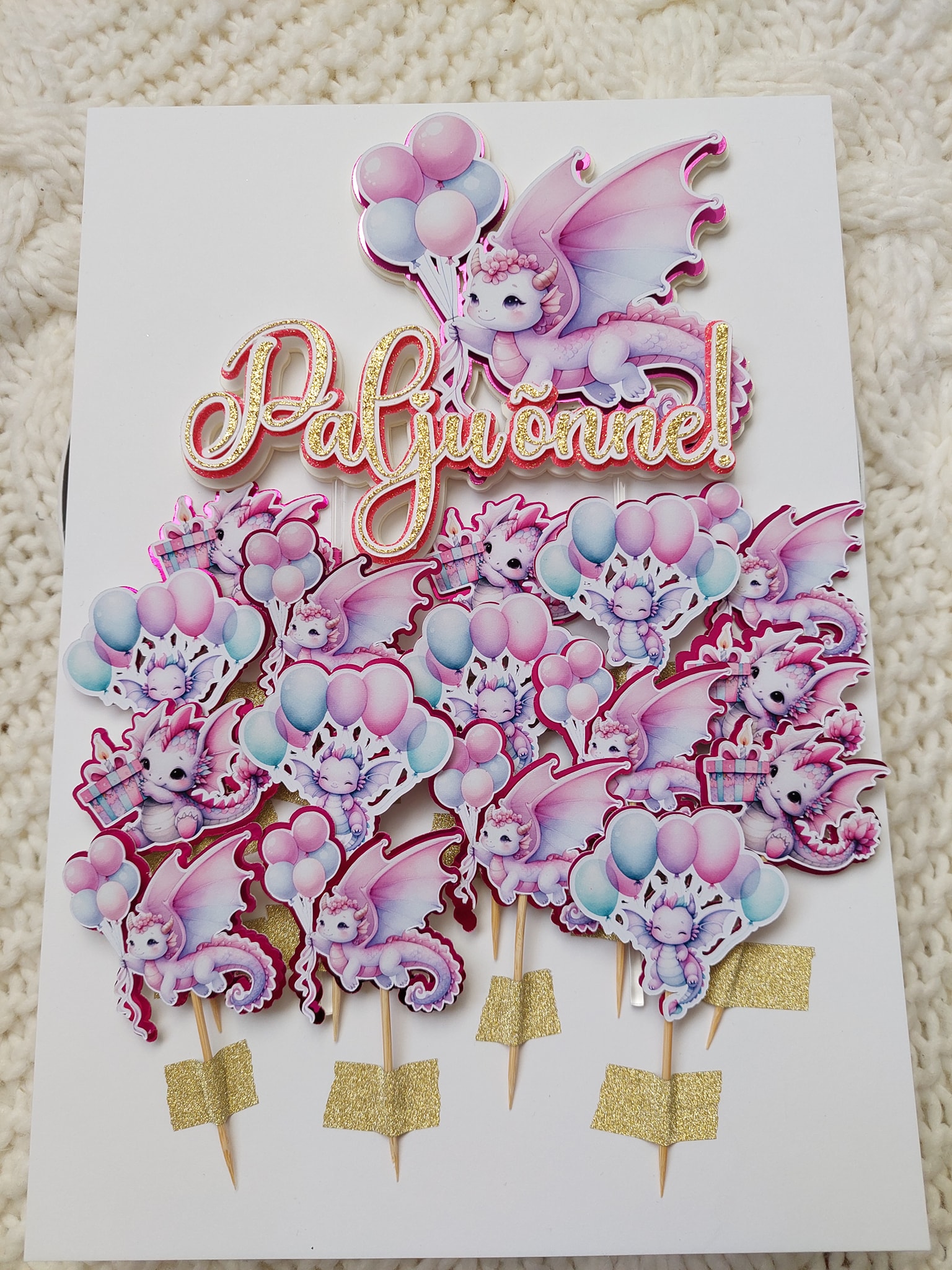 Koogitopper "Draakonibeebi" komplektis suupistekaunistustega.