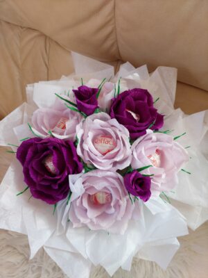 Krepppaberist lillekimp kommidega "Lilla"