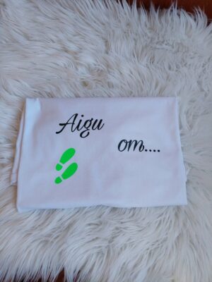 T-särk kirjaga „Aigu om...“